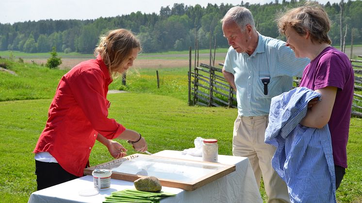 Byggnadsantikvarie från Sörmlands museum visar hur man kittar fönster.