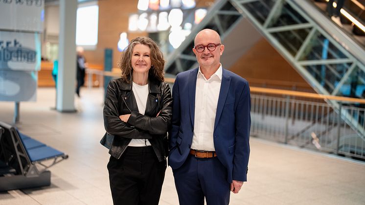 Gastrednerin Anna Kopp, IT Director und Niederlassungsleiterin von Microsoft Deutschland, und Andreas Speith, Geschäftsführer von Westfalen Weser, beim Westfalen Weser Forum 2025.