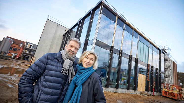 Henrik og Louise Obel foran BIG BIO i Holstebro