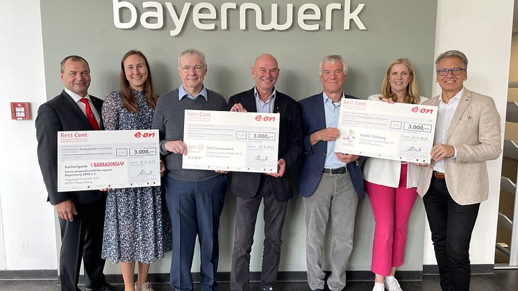 Spenden aus dem Hilfsfonds Rest Cent in Höhe von jeweils 3.000 Euro gingen an die Stiftung Kinder-Uniklinik für Ostbayern, die inklusive Konfettigarde der Karnevalsgesellschaft Narragonia Regensburg 1848 e.V. und die Schwandorfer Tafel. 