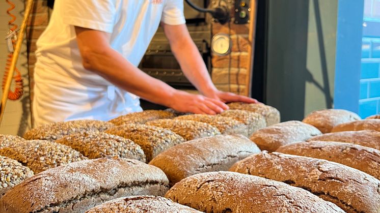 In Oskars Backfabrik entsteht Holzofenbrot und in der Weihnachtszeit auch Rosinen- und Mandelstollen. gebacken wird auch an Sonn-&Feiertagen_Foto Oskarshausen