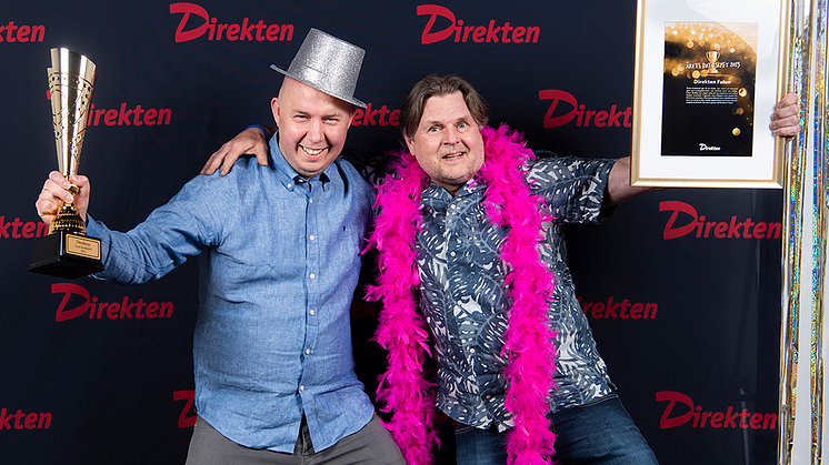 Mikael Johansson och Lasse Käck på Direkten Falun firar priset för 2023 års bästa butikslyft inom Direktenkedjan.