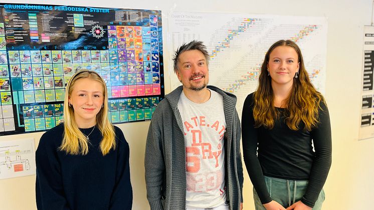 På bild från vänster: eleven Elsa, fysikläraren Kristoffer Åberg och eleven Selma.