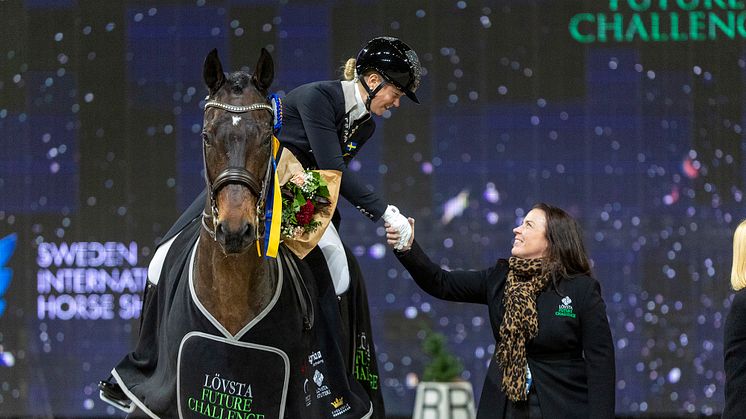 Evelina Söderström och Cilantro tillsammans med Alexandra Mörner från Lövsta Stuteri