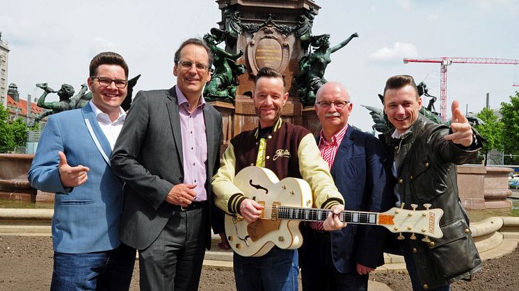 Sie freuen sich auf das „Leipziger Stadtfest 2017“: Leipzigs beliebte Band „Firebirds“ sowie Volker Bremer (LTM GmbH, 2. v.l.) und Bernd Hochmuth (Stadtfest-Gesamtorganisator (2. v.r.)