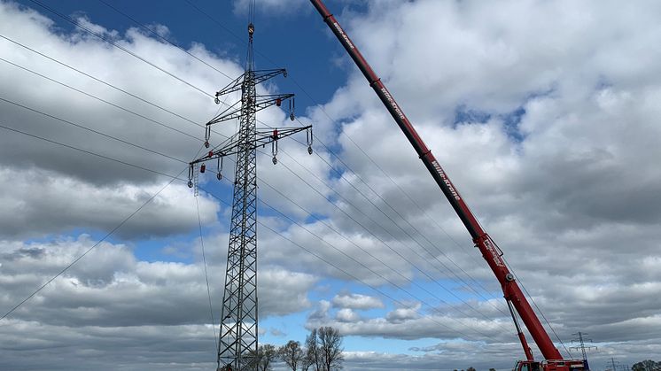 SH Netz stockt Tragmast der 110-kV-Freileitung für geplantes Neubaugebiet in Kremperheide auf