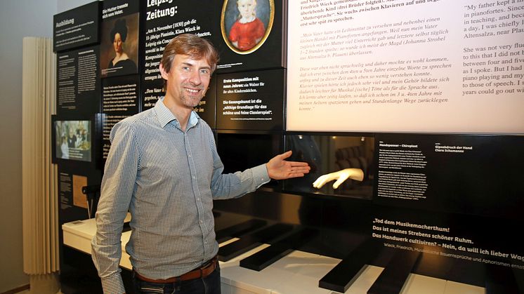 Gregor Nowak gewährt einen ersten Blick in die neue Dauerausstellung im Schumann-Haus - Foto: Andreas Schmidt