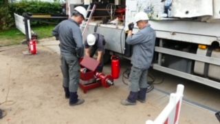Vorbereitungen für die Jungfernfahrt: Techniker überprüfen die PN100 Stopple-Technik, die auf der Baustelle in Dammfleth das erste Mal zum Einsatz kam.