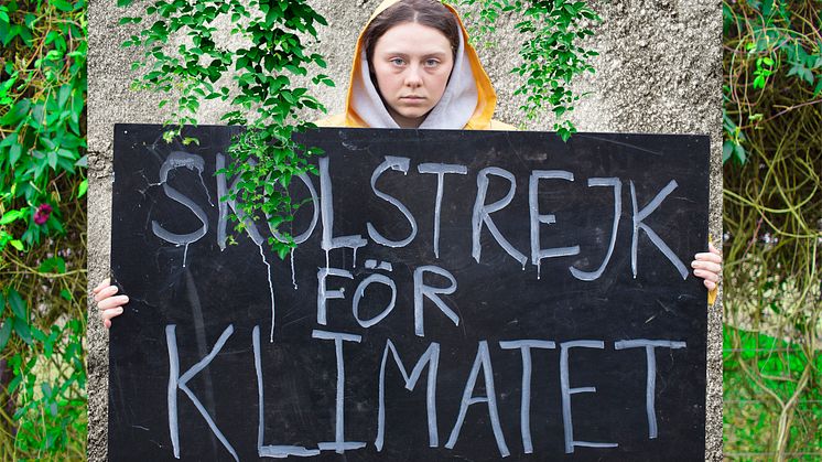 Karla Løkke debuterer i rollen som Clara, der tager ud på en rejse for at blive som sit største idol, Greta Thunberg. Foto: Emil Rostrup.