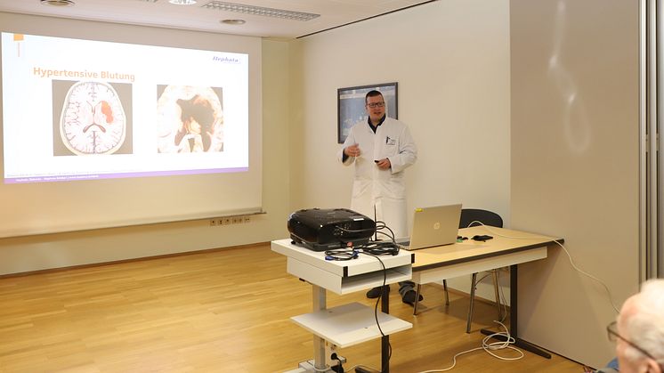 Dr. Sven Fust beim Vortrag beim zweiten Arzt-Patient*innen-Seminar der Hephata-Fachklinik für Neurologie am 29. Oktober. (Foto: Hephata-Archiv / Melanie Schmitt)