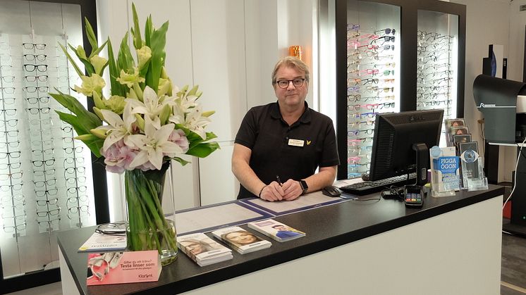 Kenneth Nettelbladt driver optikerbutiken Din Optiker Östermalm på Linnégatan i Stockholm. Idag är butiken en av de som ligger i framkant vid tillverkning och tillpassning av glasögonglas med individuellt anpassade glas. 