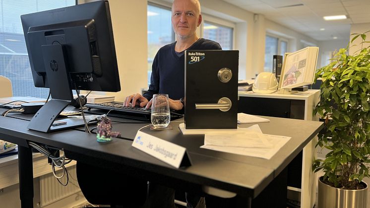 Jes arbejder som intern konsulent i projektsalg i Carl Ras