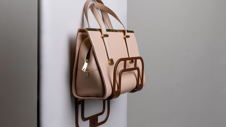 Väskvhila från Dinie Design är en snygg och praktisk hylla för alla väskälskare!
