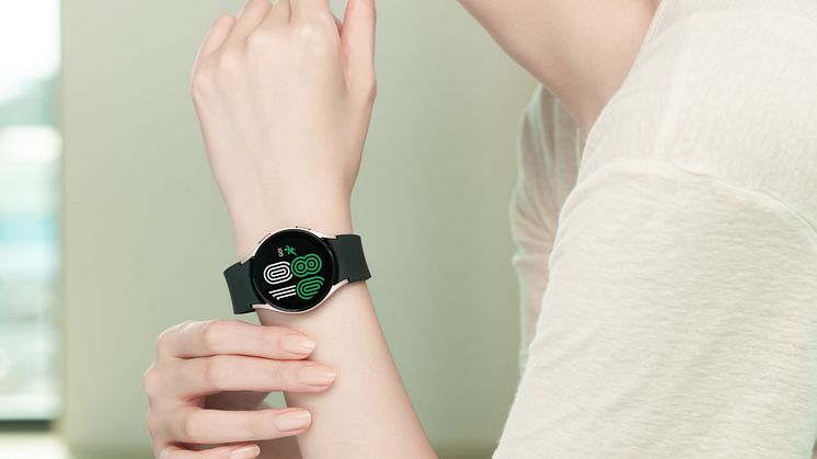 9. Galaxy Watch4_Lifestyle_Outbox Strap2.jpg