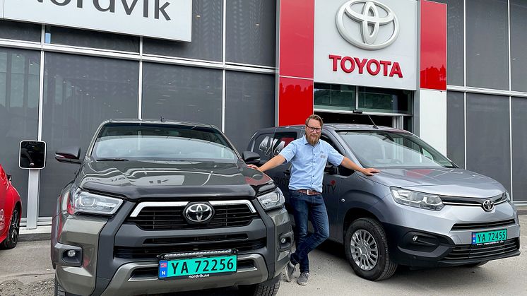 På varebiltoppen: Thomas Elmon Johannesen fra Toyota forhandleren Nordvik i Mo i Rana. Foto: Nordvik AS. Høyoppløselig bilde i bunnen av artikkelen.