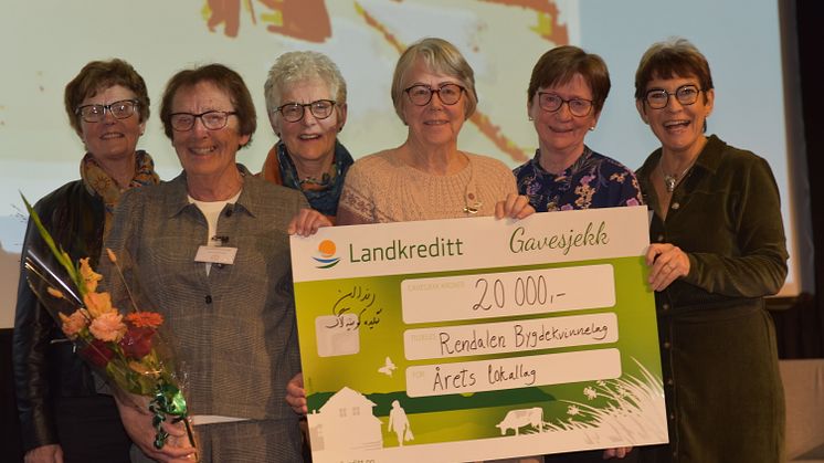 Årets lokallag 2020 er Rendalen Bygdekvinnelag. Fra venstre Odveig Høye, Gro Undseth Romenstad, Else Oline Akre Haugseth, Brynhild Lervang og Karin Rugsveen, sammen med Jorun Henriksen, leder i Norges Bygdekvinnelag. Foto: Helle Cecilie Berger