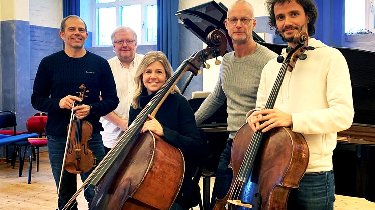 Mikael Wenhov, Maria Sandlund, Mats Jansson, Gunnar Enbom och Florian Erpelding spelar Forellkvintetten i Söderköping. Foto: Mats Gripenblad/SON