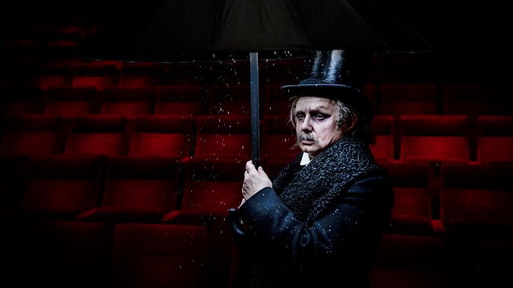 Maria Kulle i rollen som Ebenezer Scrooge.