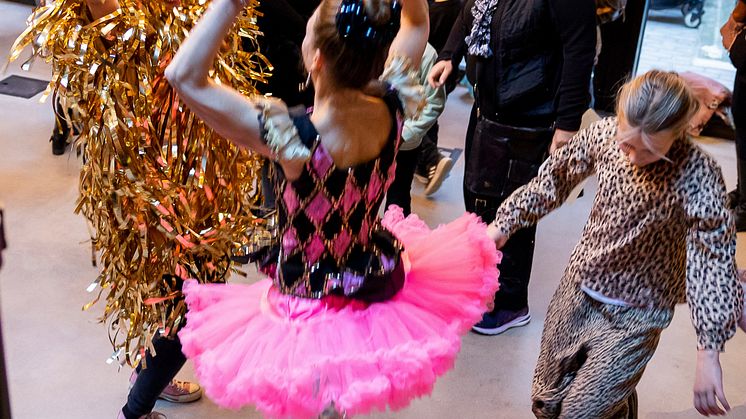Teaterfest hela dagen lång hos Malmö Stadsteater på Kalendegatan 12. Det är fri entré till allt – kom det blir kul!