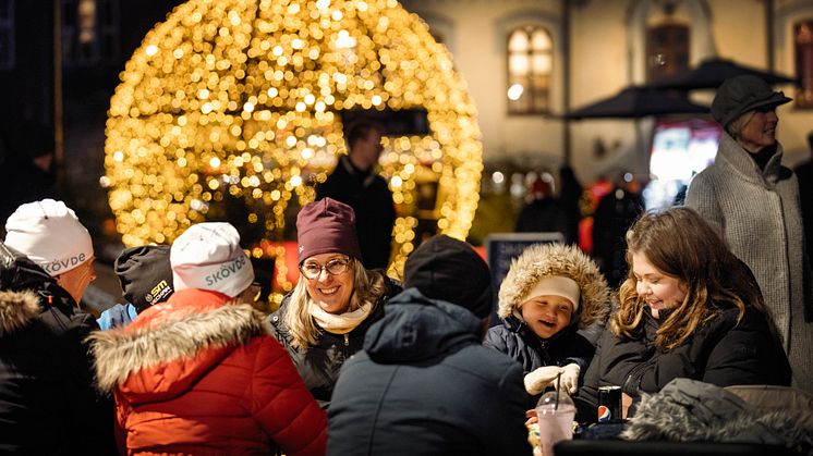 Julstämning och familjemys på stan i Skövde
