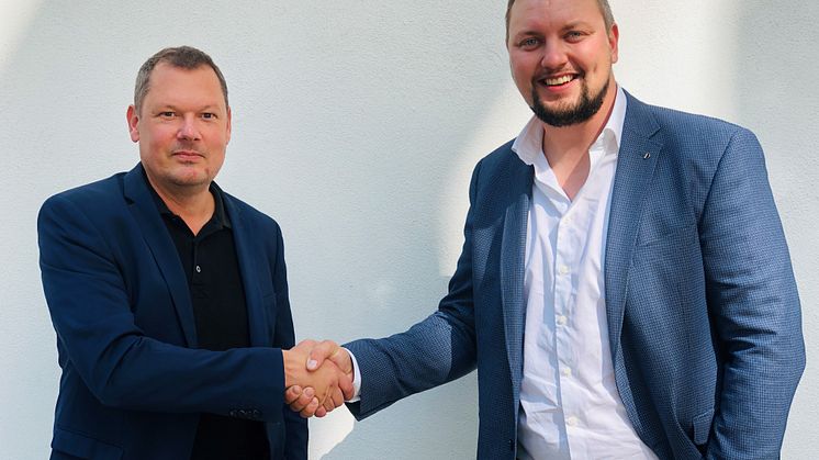 Johan Ahlqvist, VD SVEAB Järnväg, och Sebastian Hartman, VD Raildiggers, tar i hand.