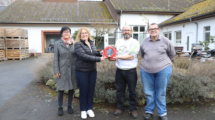 Freuen sich über den neuen Defibrillator (von links): Einrichtungsleiterin Martina Heder, Kundenberaterin der Raiffeisenbank Borken Bianca Klenner, Marko Talmann und Jörg Schewe vom Einrichtungsbeirat des Zechenhofs.