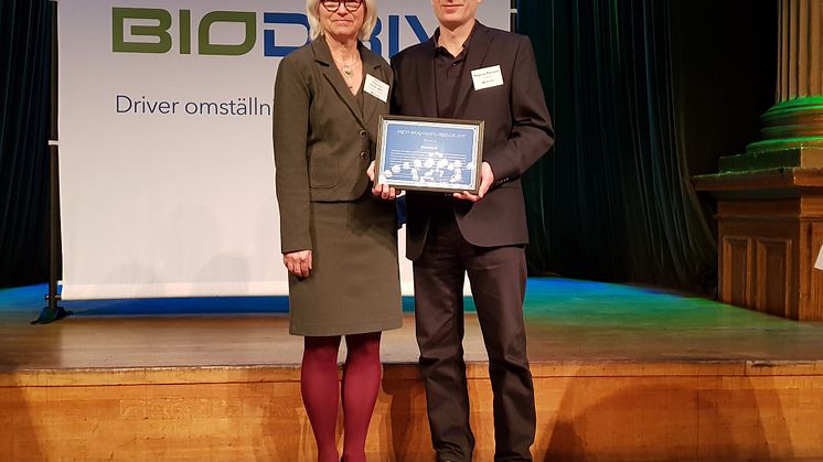 Karin Svensson Smith (mp), ordf. i trafikutskottet delar ut årets Biogasutmärkelse till Magnus Persson, teknisk & ekonomisk miljörådgivare på Swedavia.