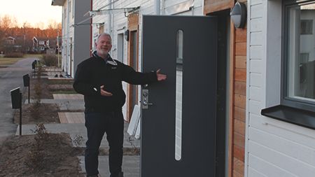 Mimers kundvärd Mikael Lööf öppnar dörren till ett nytt radhusområde i stadsdelen Vallby, Västerås.