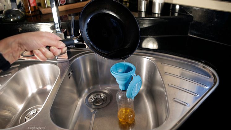 Häll gammal matolja i en plastflaska med kork och lägg den i restavfallet. Med NSVAs fettratt går det ännu lättare!