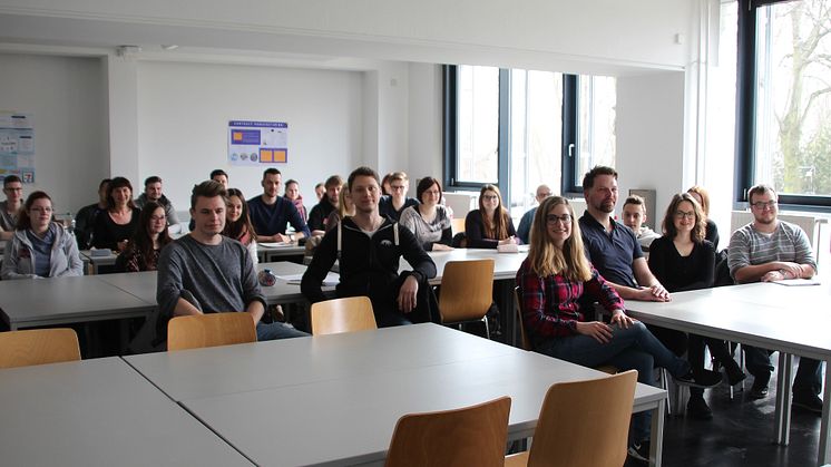 Teilnehmerinnen und Teilnehmer gemeinsam mit dem Team des Netzwerks Studienorientierung Brandenburg. © TH Wildau / Bernd Schlütter