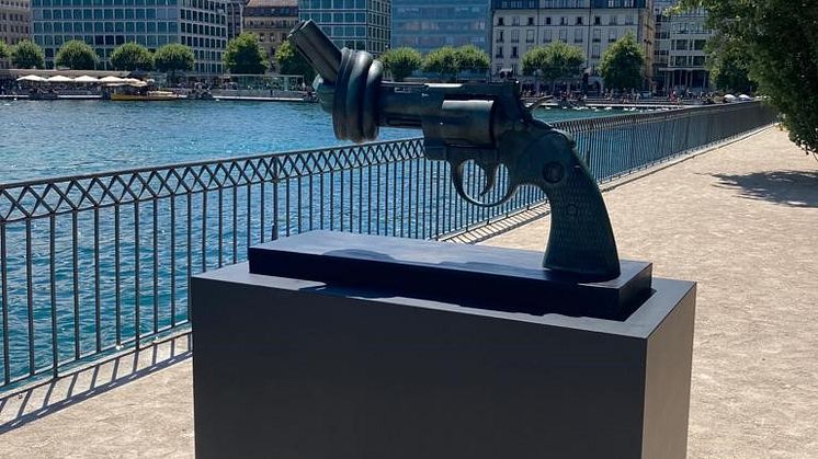 The Non-Violence sculpture, also known as the Knotted Gun, displayed on the Ile Rousseau in Geneva during SCULPTUREGARDEN