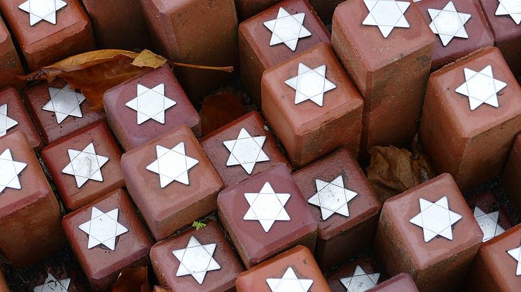 Teile des Monuments „102000 Stenen“, initiiert durch Angehörige der 102.000 ermordeten Opfer im Lager Westerbork. Foto: pixabay.com/MrsBrown