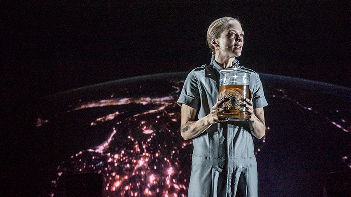 Ane Dahl Torp ser inn i framtida med Solaris korrigert. Foto: Erik Berg.
