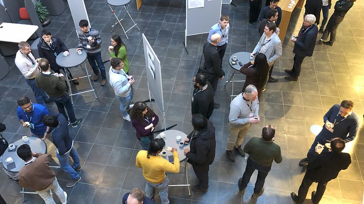 Nätverkande mellan forskare och doktorander - en viktig del av konferensen som ofta leder till nya samarbeten inom additiv tillverkning. Foto: Högskolan Väst.