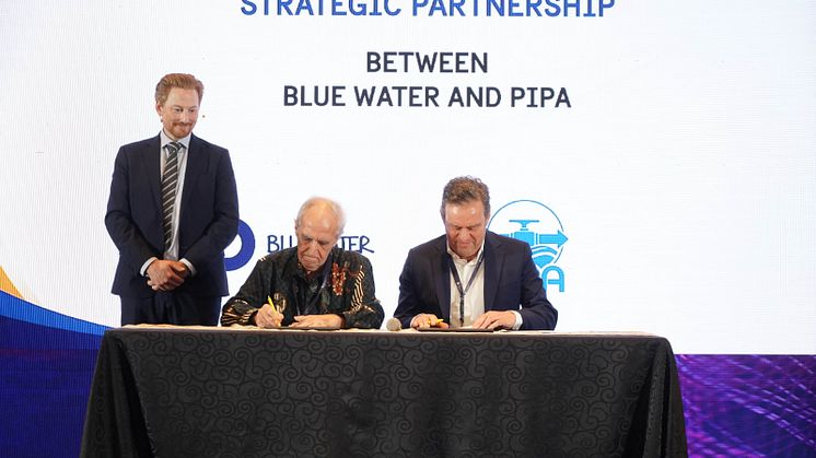 Didier Perez (left), founder and CEO of Indonesia's PT PIPA, and Bengt Rittri (right), founder and CEO of Bluewater, sign their strategic partnership in Jakarta