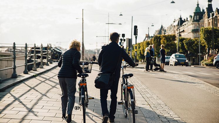 DEST_SWEDEN_STOCKHOLM_BICYCLE_PEOPLE_COOUPLE_WALKING_GettyImages-904531338_Universal_Within usage period_87252 (1)