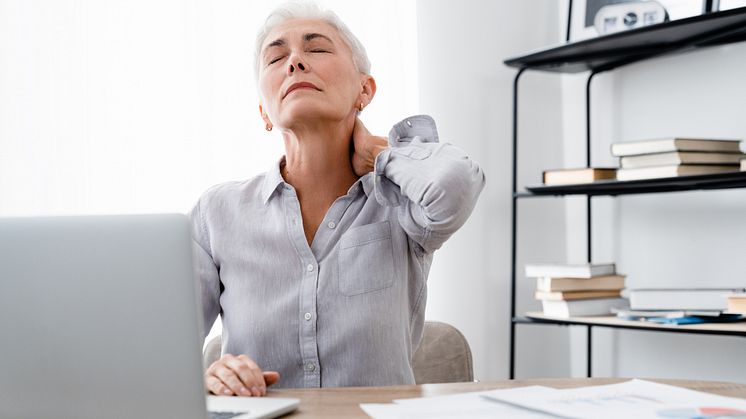 Typische Büroschmerzen entstehen zum Beispiel durch Verspannungen im Schulter-Nackenbereich. Foto: doc Ibuprofen Schmerzgel/Getty Images/Inside Creative House
