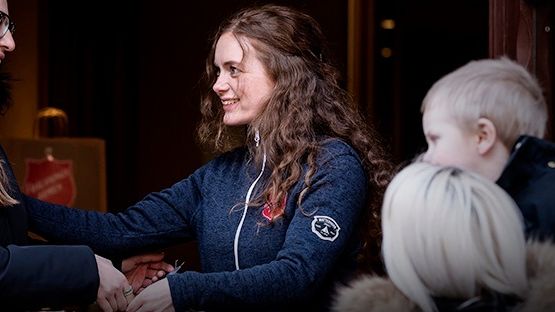 Frälsningsarmén möter en ny och växande grupp av hjälpsökande, bland annat många ensamstående mammor. Foto: Jonas Nimmersjö, kampanjbild 