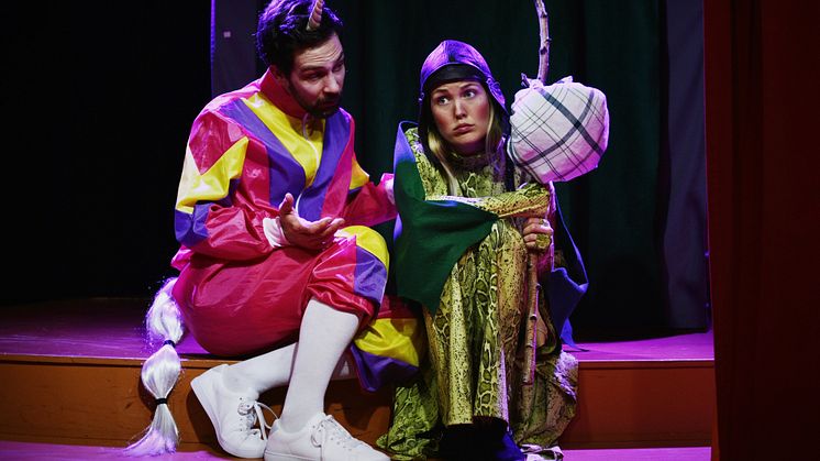 Varför gråter draken? Föreställningen spelas bl.a. av Jon Wetterholm och Amandra Andréas. Foto: David Andréas.