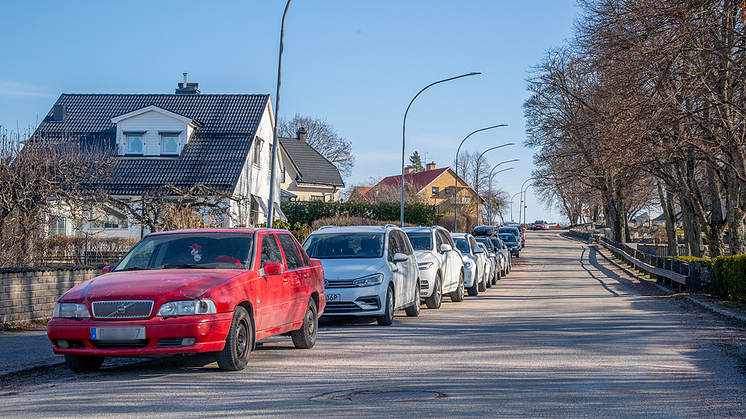 Det är många som parkerar längs gatorna i Almby. Från den 1 april får du endast parkera på angivna sträckor i Almby. Foto: Örebro kommun