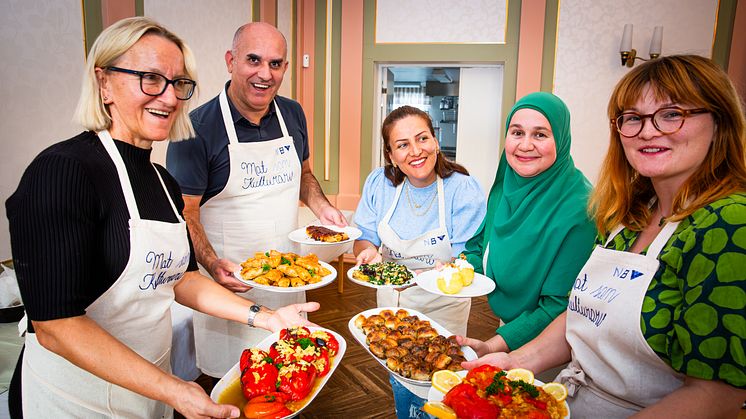 En del av gänget som tagit fram kokboken med recept från världen. Foto: Nathalie C. Andersson