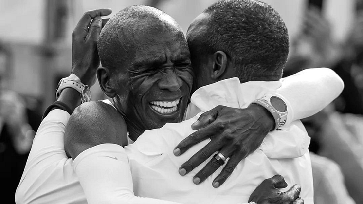 Eliud Kipchoge and his COROS PACE 2 set a new record in a blazing 2:01:09