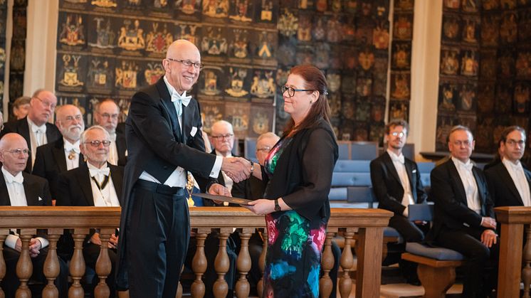 Eva Lindahl, De Geergymnasiet i Norrköping, mottar pris av preses Anders Cullhed vid Kungl. Vitterhetsakademiens högtidssammankomst 20 mars.