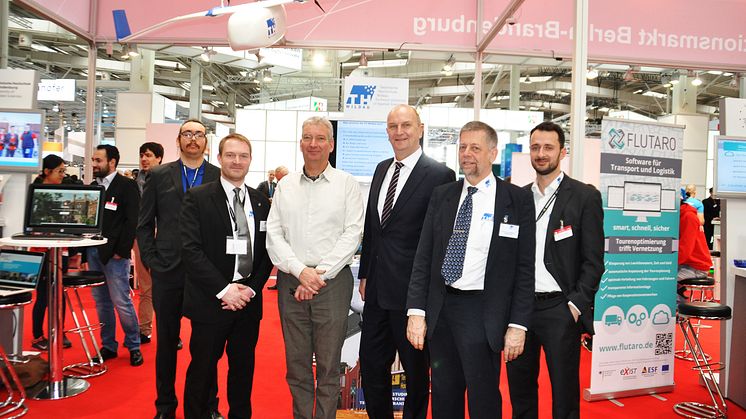 Brandenburgs Ministerpräsident Woidke am CeBIT-Stand der TH Wildau in Halle 6