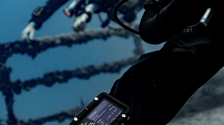 Garmin Descent X50i, in water.jpg