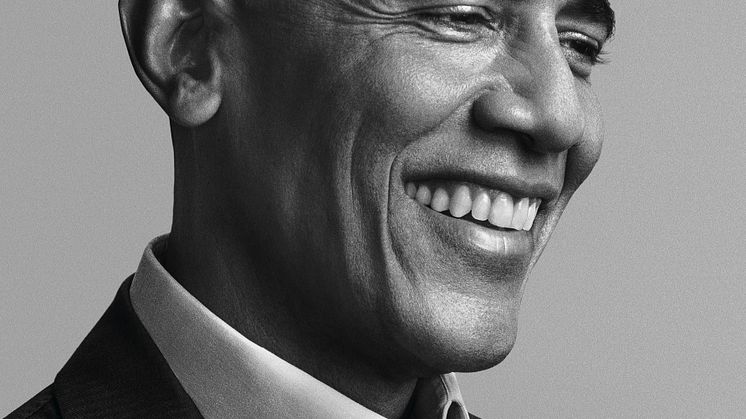 Barack Obamas Et lovet land er uvanlig intim og selvgranskende, påpeker anmelderne. Boken selger mer enn noen andre presidentmemoarer og salgstallene er rekord for forleggeren Penguin Random House