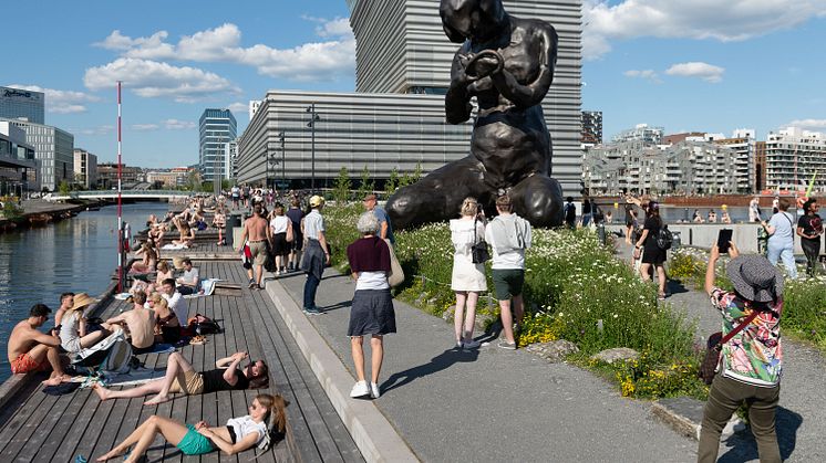 Tracey Emin's sculpture «The Mother» towers over the visitors in front of the Munch museum