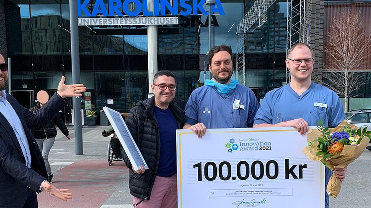 Medtech4Healths programdirektör Jonas Sareld överräcker prischecken till tre av de fyra pristagarna på Karolinska Universitetssjukhuset.