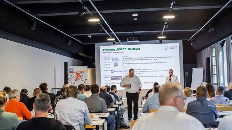 Jürgen Dieks (r.), Leiter Spezialisierungssystem Trockenbau, begrüßt die Teilnehmer der Praxistage Nord in Hamburg. Foto: hagebau (Abdruck honorarfrei)