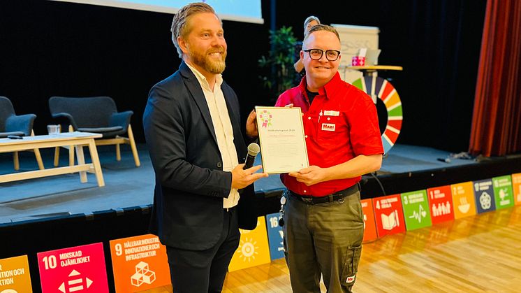 Kommunstyrelsens ordförande Andreas Brorsson delar ut priset till Magnus Winge.